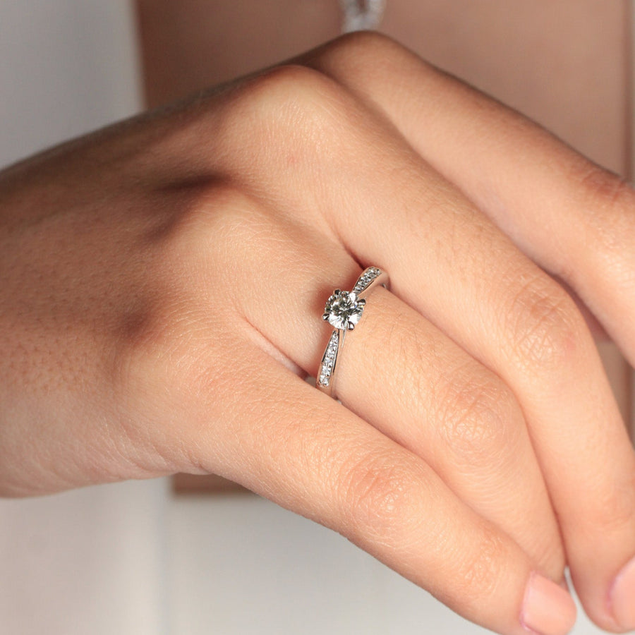 Sortija realizada en platino 960 con un diamante central talla brillante de y 12 diamantes en los laterales. Joyería Pamplona