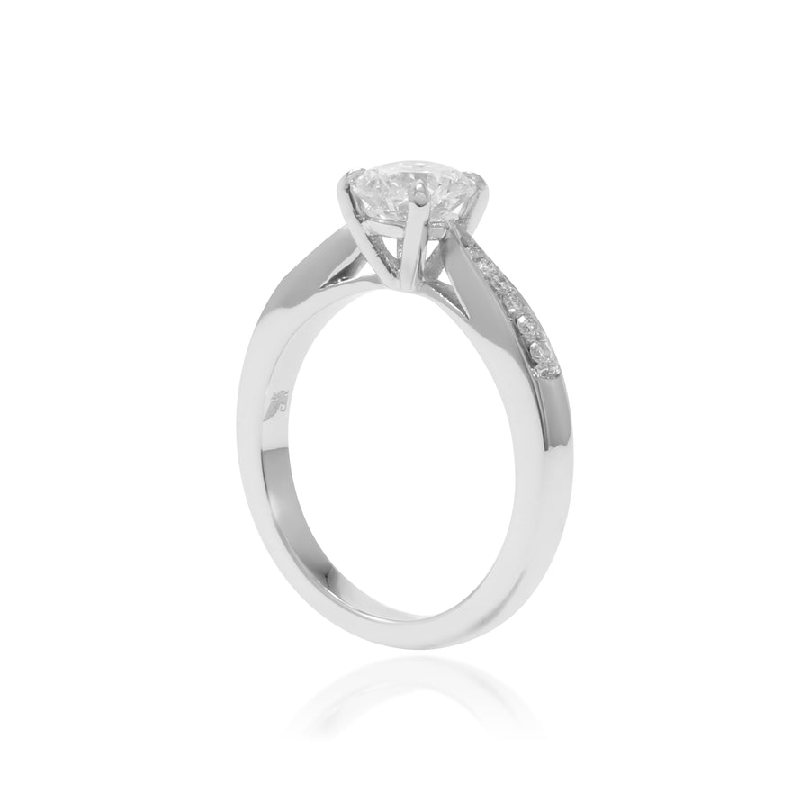Anillo de Platino 960 con un diamante solitario y diamantes en los laterales
