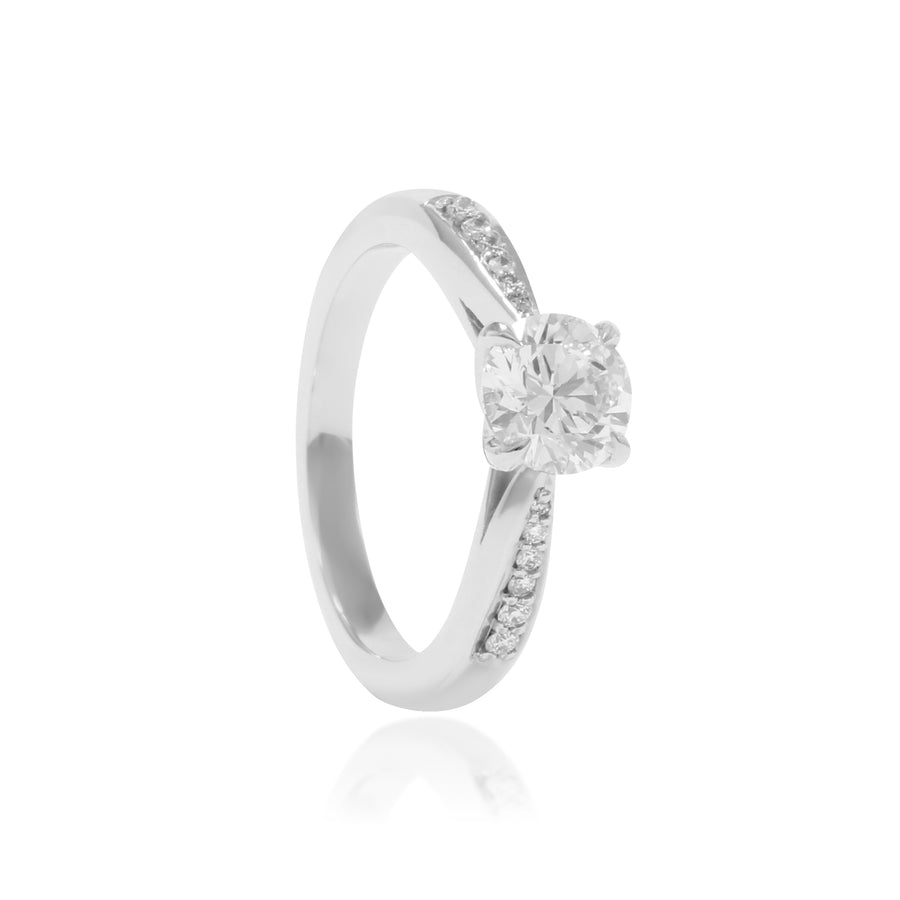 Anillo de platino 960 con un diamante talla brillante y diamantes en los laterales