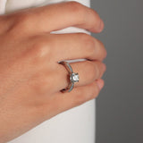 Anillo de platino 960 un un diamante central engastado en cuatro garras y diamantes en los laterales