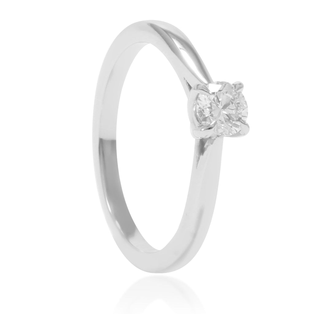 Anillo de platino 960 con un diamante solitario engastado en cuatro garras