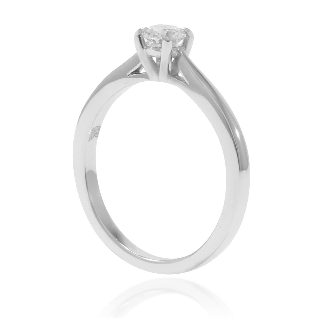 Anillo de platino 960 con un diamante solitario engastado en cuatro garras