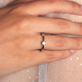 Anillo de platino 960 con un diamante solitario engastado en cuatro garras