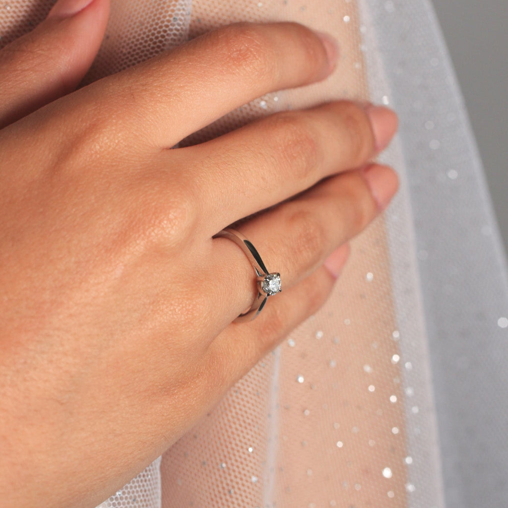 Anillo de platino 950 con un diamante solitario engastado en cuatro garras