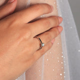 Anillo de platino 950 con un diamante solitario engastado en cuatro garras