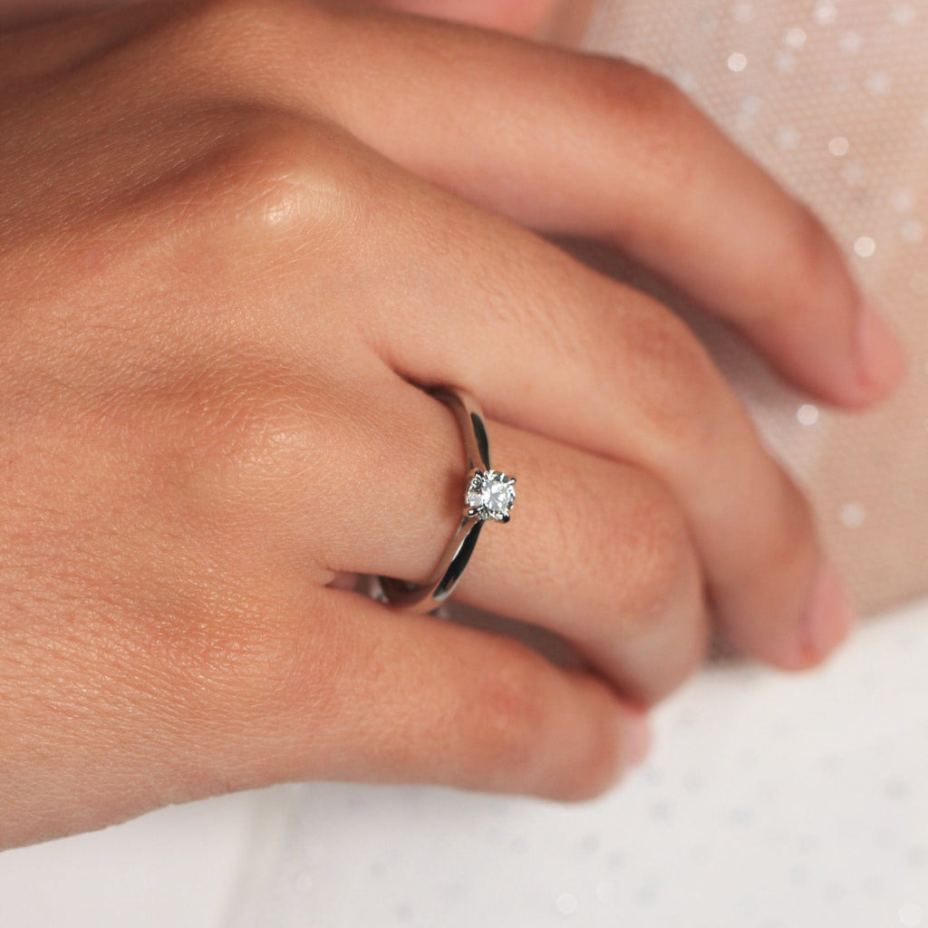 Anillo de platino 960 con un diamante solitario engastado en cuatro garras