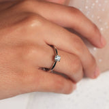Anillo de platino 960 con un diamante solitario engastado en cuatro garras
