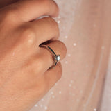 Anillo de platino 960 con un diamante solitario engastado en cuatro garras