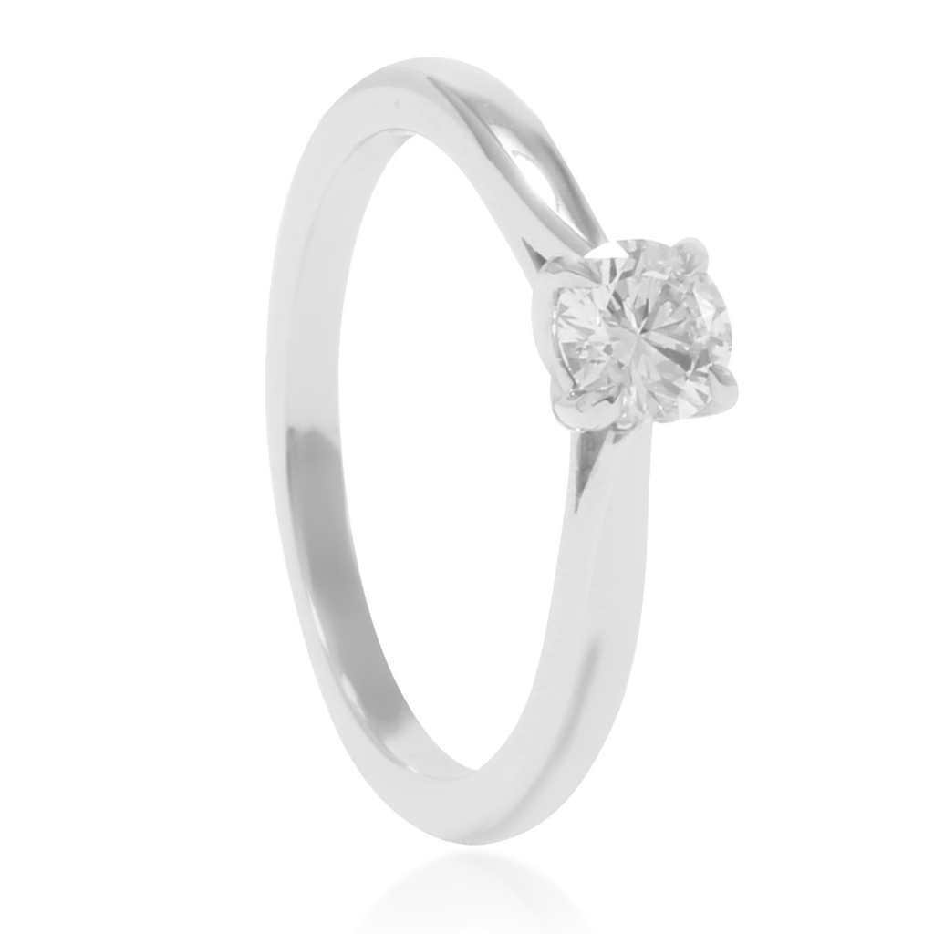 Anillo de platino 960 con un diamante solitario engastado en cuatro garras