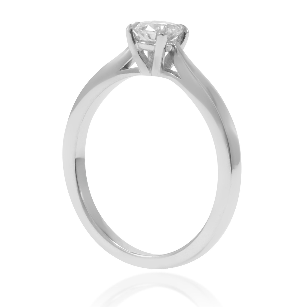 Anillo de platino 960 con un diamante solitario engastado en cuatro garras