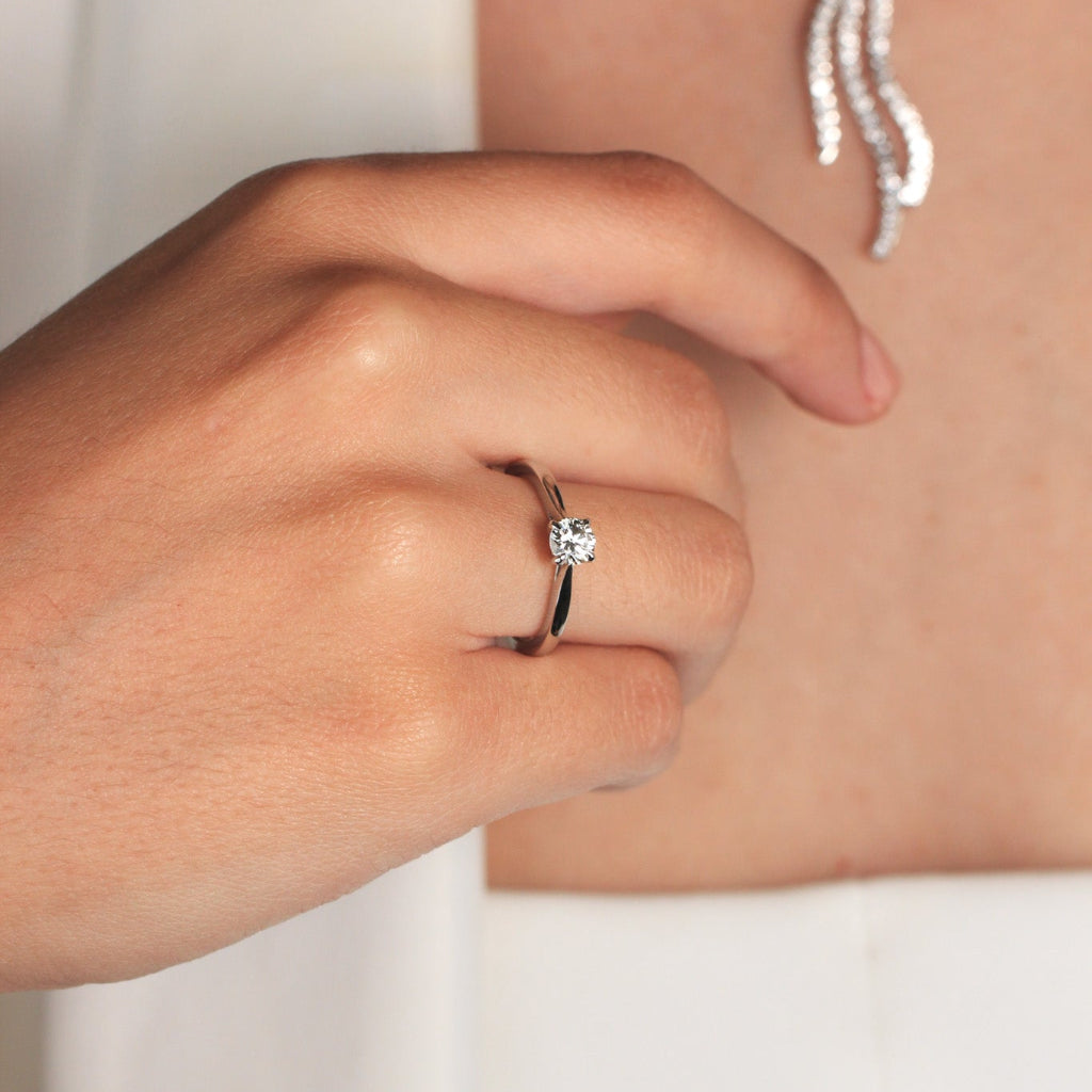 Anillo de platino 960 con un diamante solitario engastado en cuatro garras