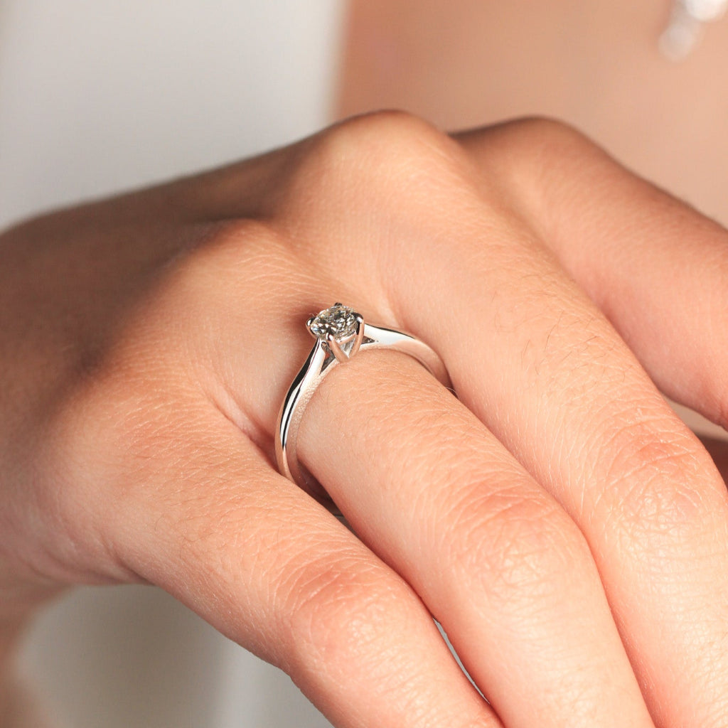 Anillo de platino 960 con un diamante solitario engastado en cuatro garras