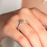 Anillo de platino 960 con un diamante solitario engastado en cuatro garras