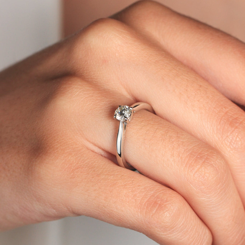 Anillo realizado en platino 960 con un diamante solitario engastado en cuatro garras