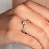 Anillo realizado en platino 960 con un diamante solitario engastado en cuatro garras