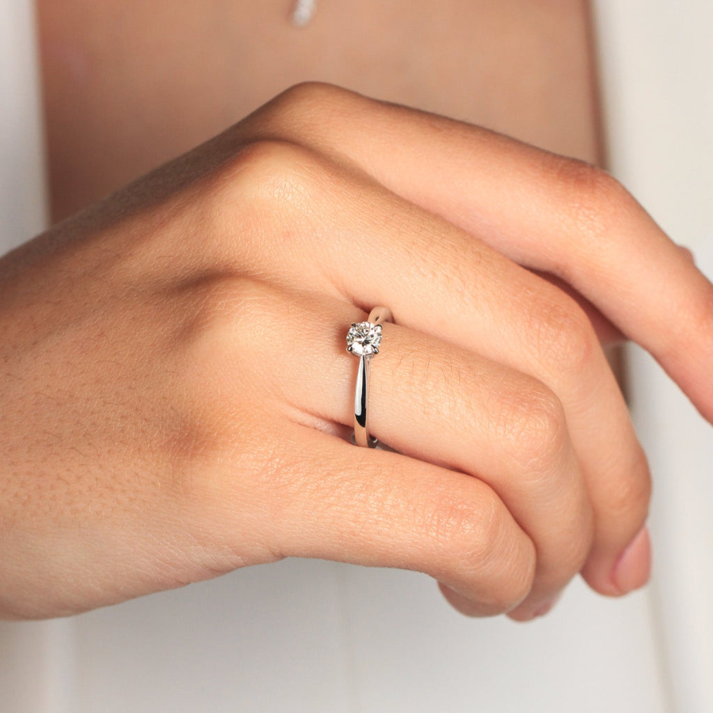 Anillo de platino 960 con un diamante solitario engastado en cuatro garras