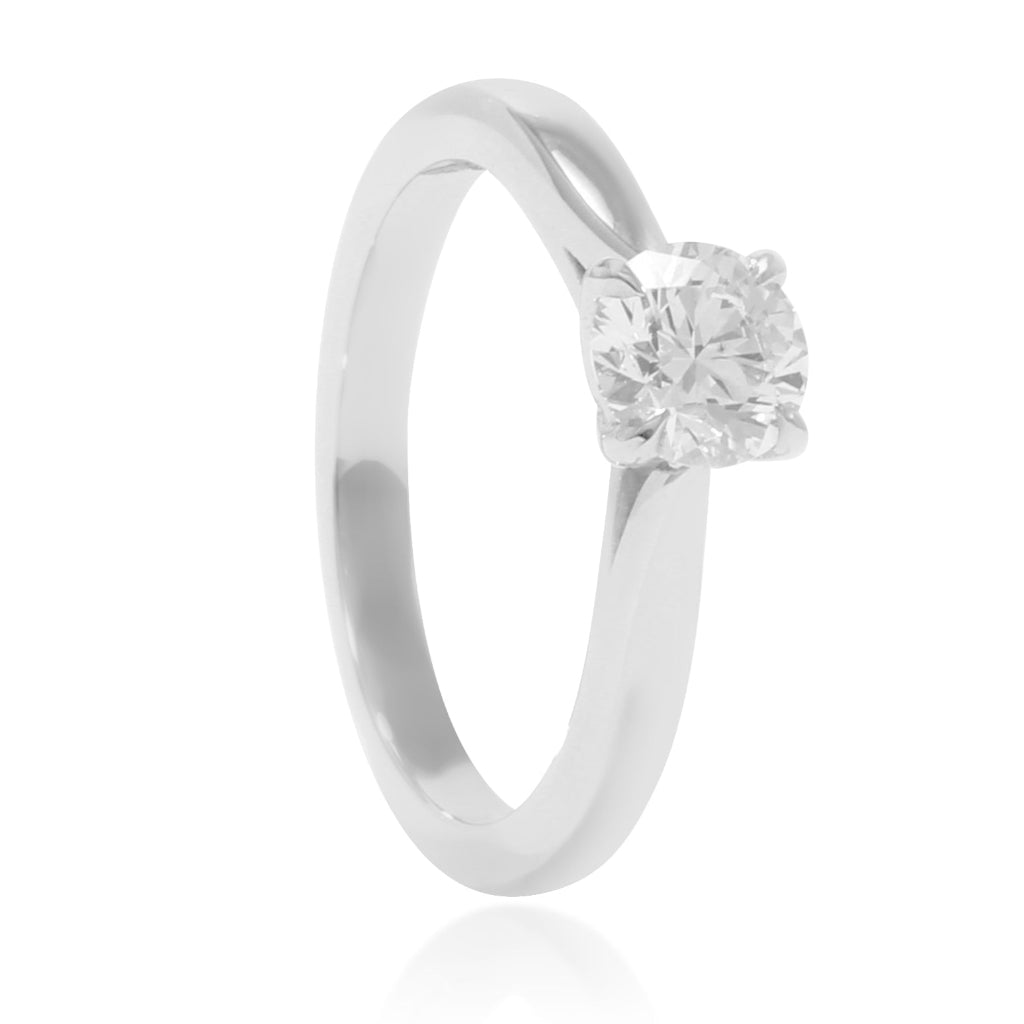 Sortija de platino 950 con un diamante solitario engastado en cuatro garras