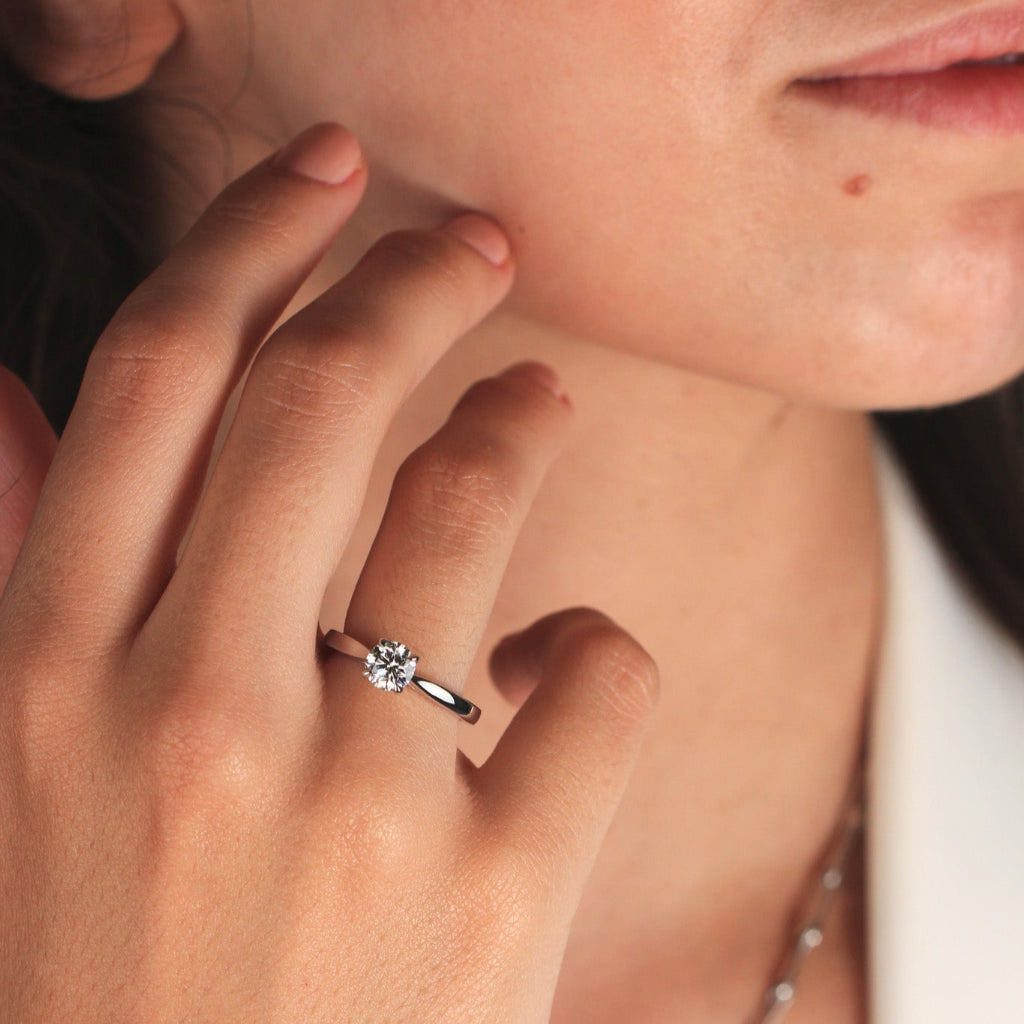 Sortija de platino 950 con un diamante solitario engastado en cuatro garras