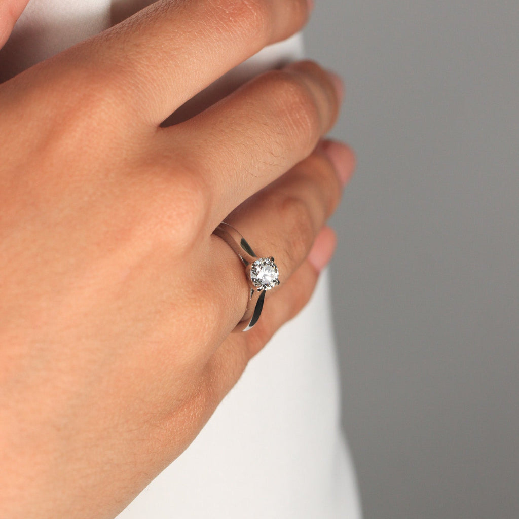 Anillo realizado en platino 960 con un diamante solitario engastado en cuatro garras