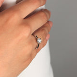 Anillo realizado en platino 960 con un diamante solitario engastado en cuatro garras