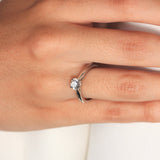 Anillo de platino 960 con un diamante solitario engastado en cuatro garras