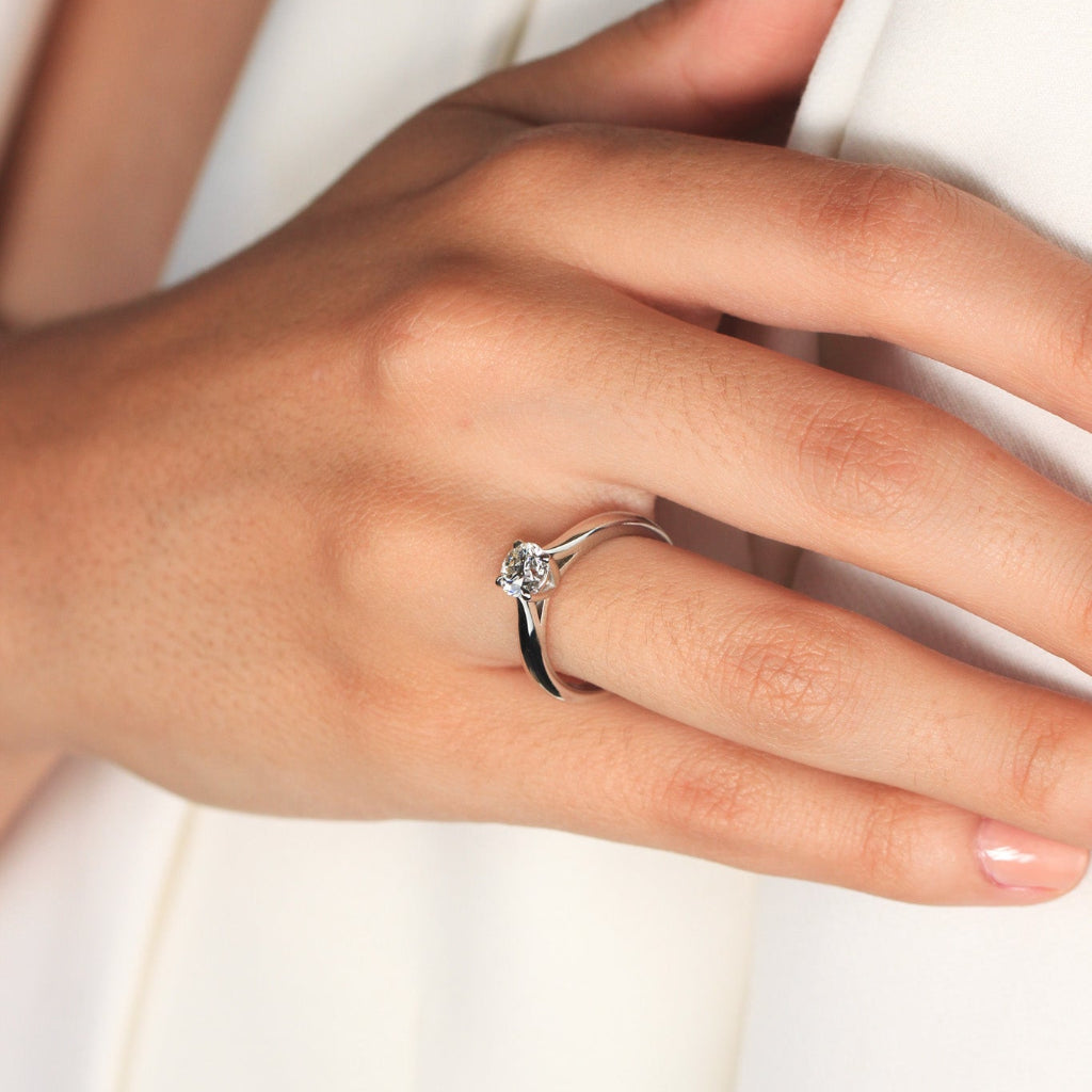 Anillo de platino 960 con un diamante solitario engastado en cuatro garras