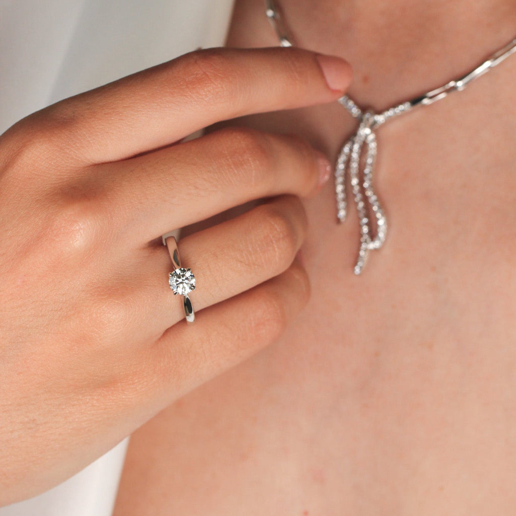 Anillo realizado en platino 960 con un diamante solitario engastado en cuatro garras