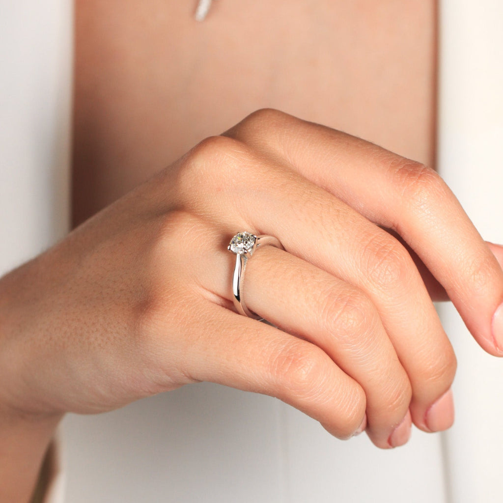 Anillo solitario de platino 960 con un diamante engastado en cuatro garras