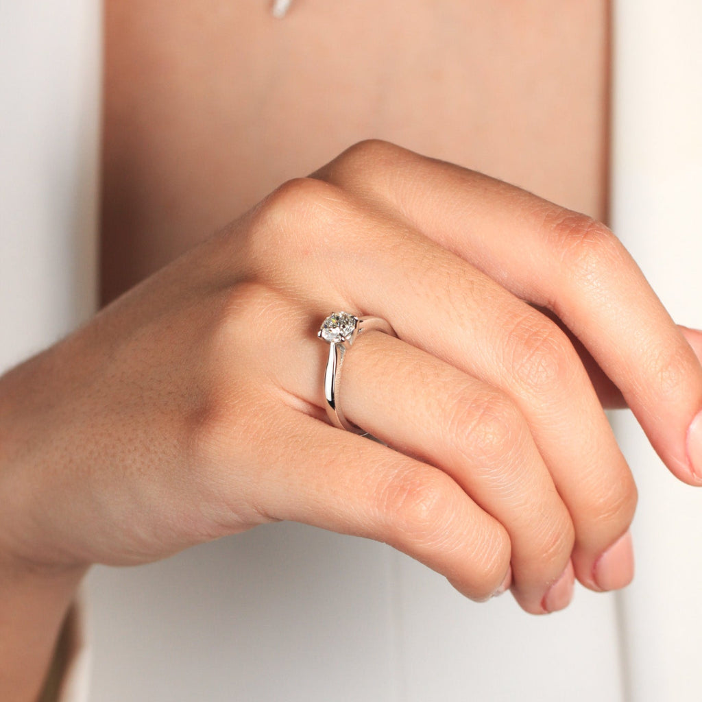 Anillo de platino 960 con un diamante engastado en cuatro garras