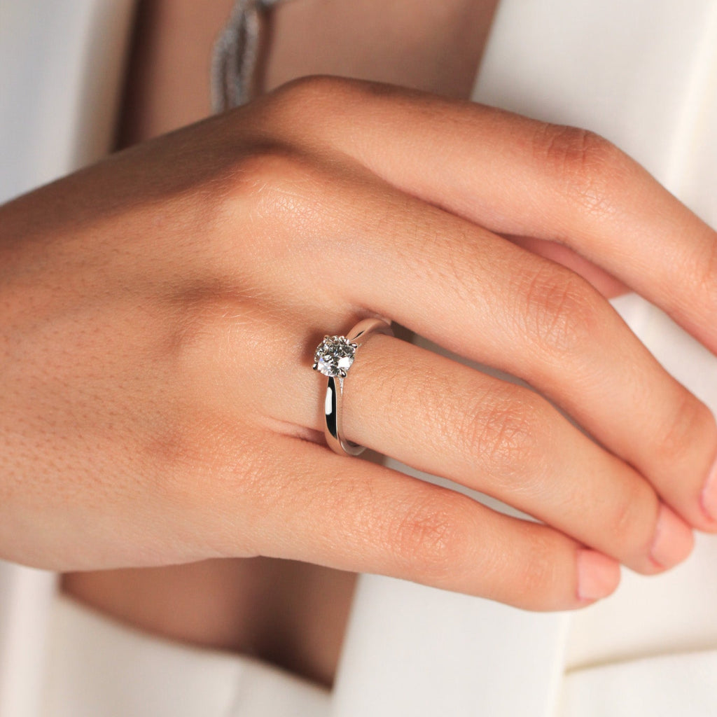 Anillo de platino 960 con un diamante solitario engastado en cuatro garras