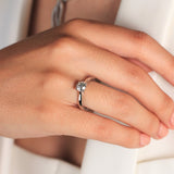 Anillo de platino 960 con un diamante solitario engastado en cuatro garras