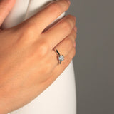 Anillo de platino 960 con un diamante solitario engastado en cuatro garras