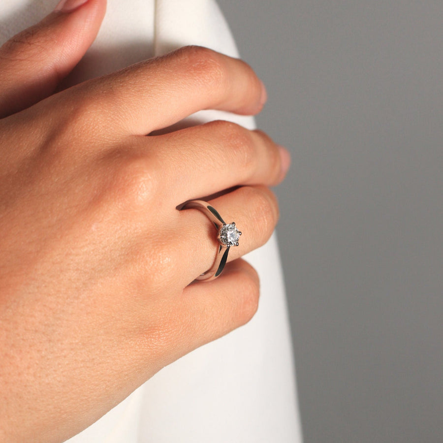 Anillo solitario de platino 960 con un diamante solitario engastado en seis garras