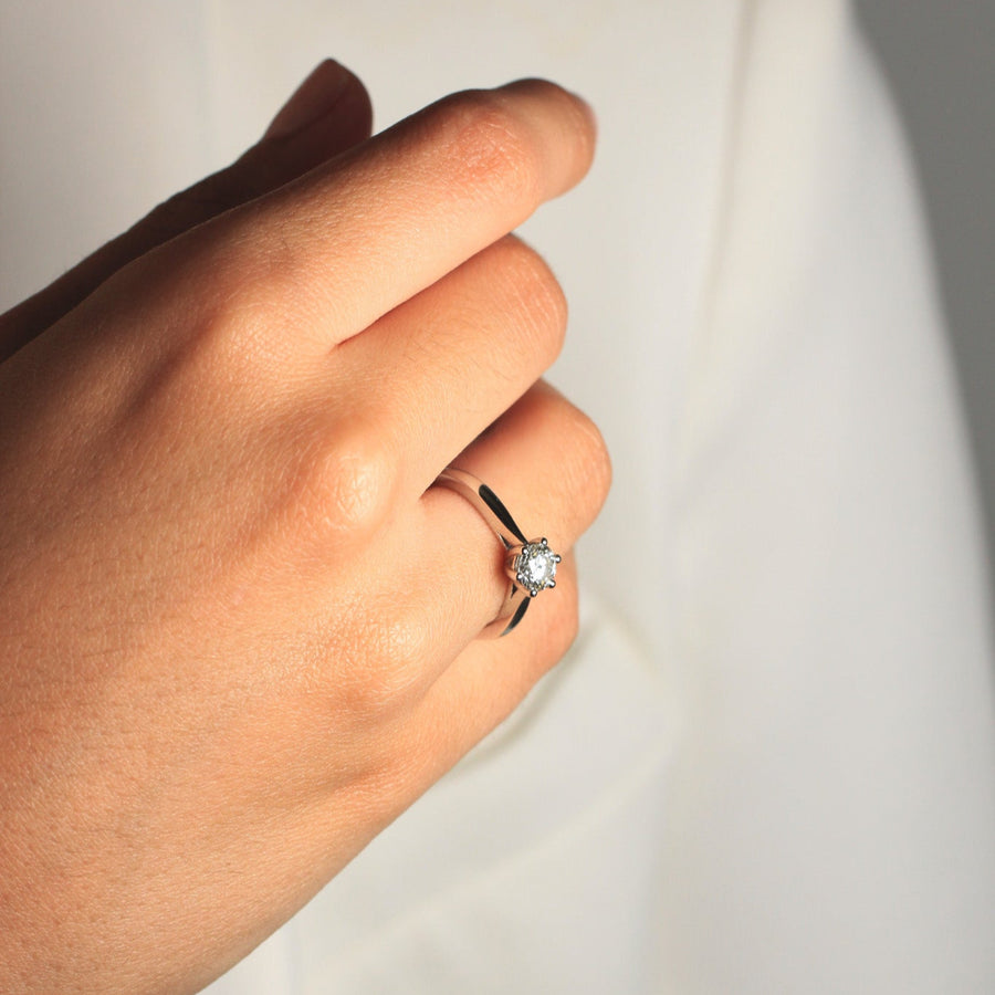 Anillo solitario de platino 960 con un diamante engastado en seis garras
