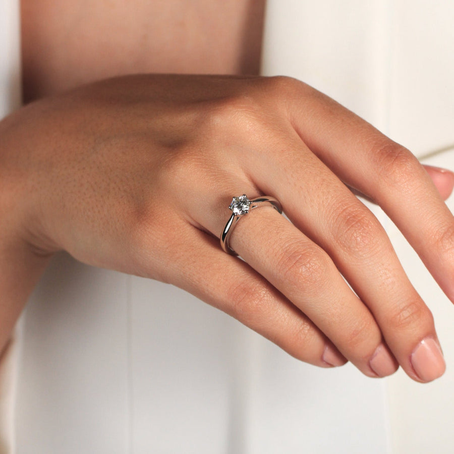 Anillo solitario de platino 960 con un diamante engastado en seis garras