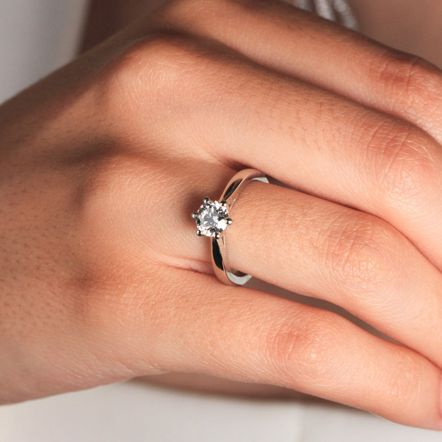 Anillo Solitario de Platino 960 con un diamante solitario engastado en seis garras