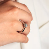 Anillo solitario de platino 960 con un diamante engastado en seis garras