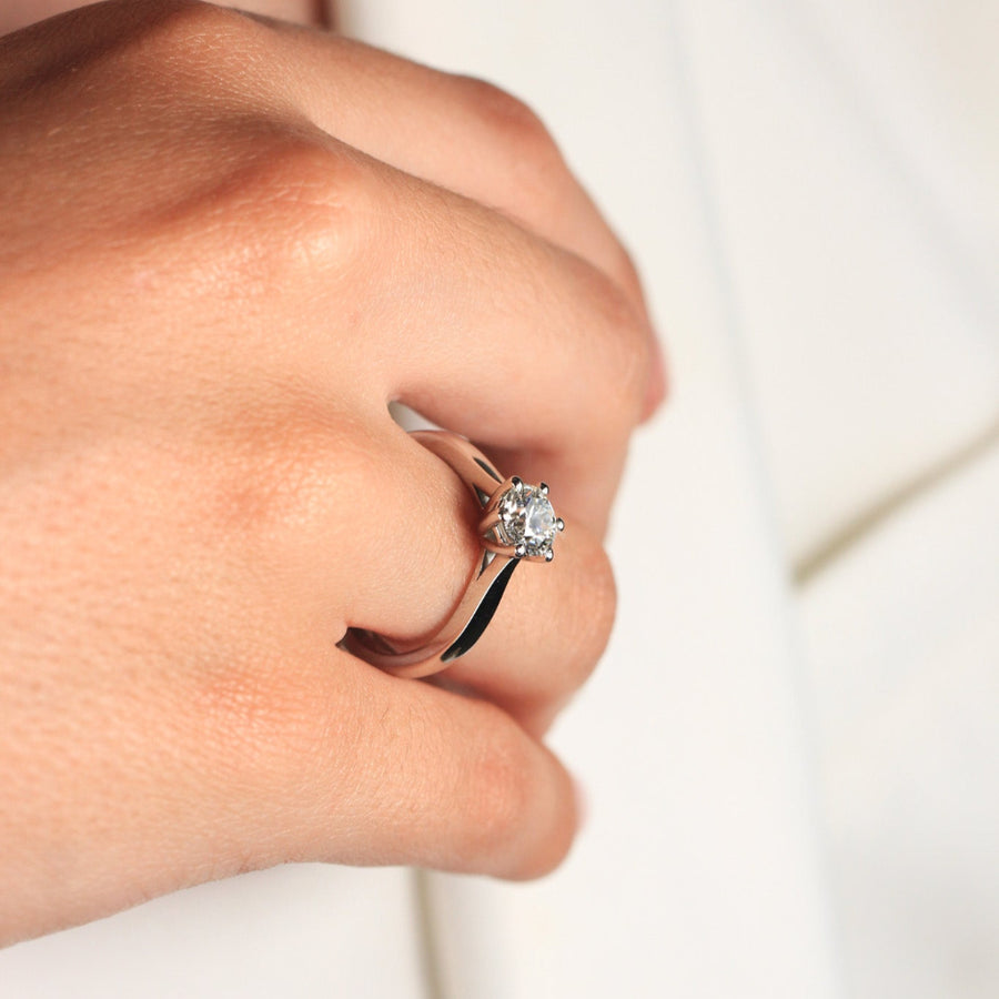 Anillo solitario de platino 960 con un diamante engastado en seis garras