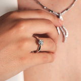 Anillo solitario de platino 960 con un diamante solitario en seis garras