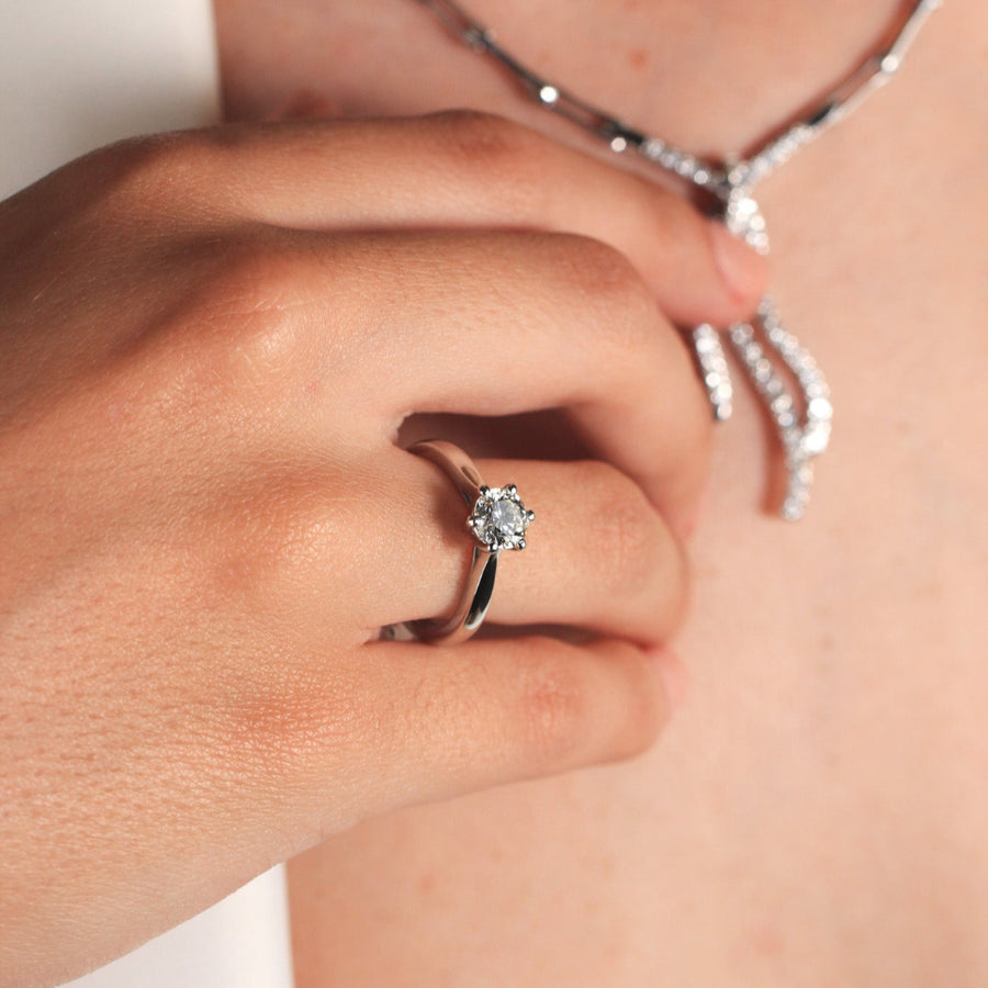 Anillo solitario de platino 960 con un diamante solitario en seis garras