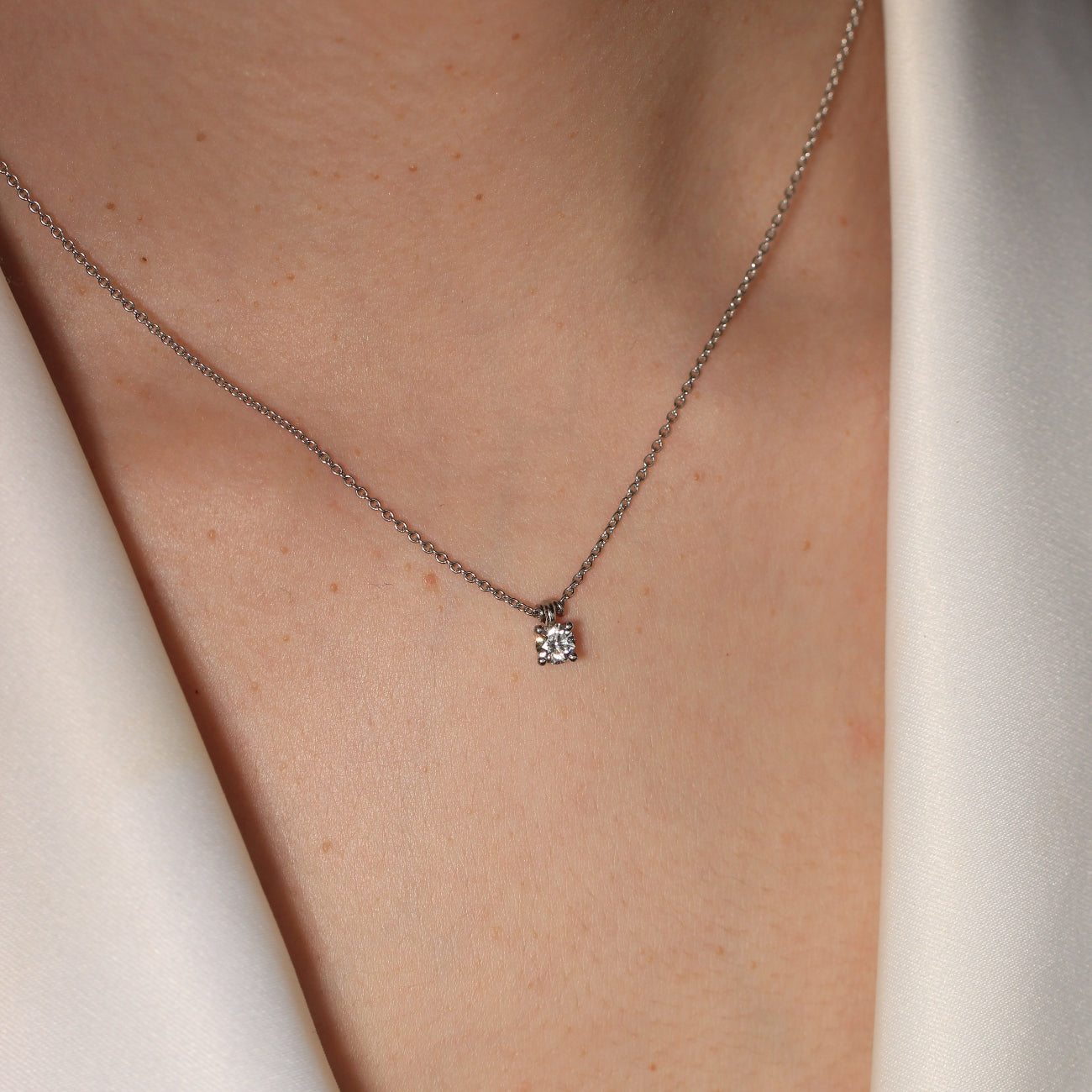 Collar de Platino con Solitario Diamante