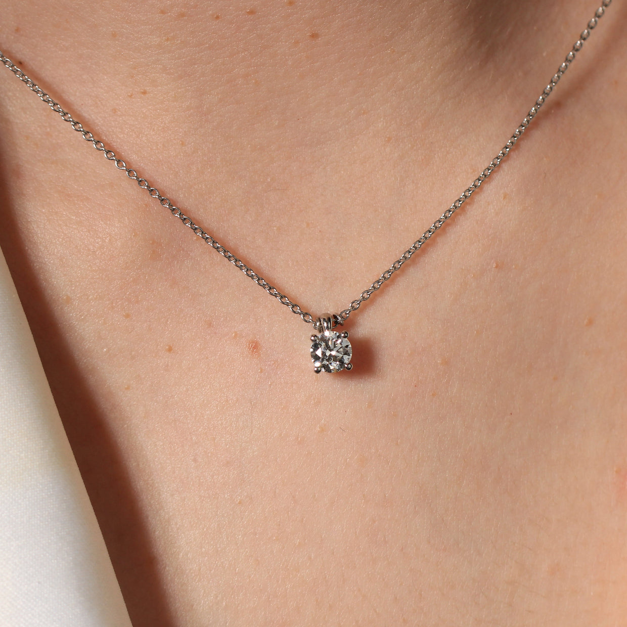 Collar de platino 950 con diamante solitario con cuatro garras
