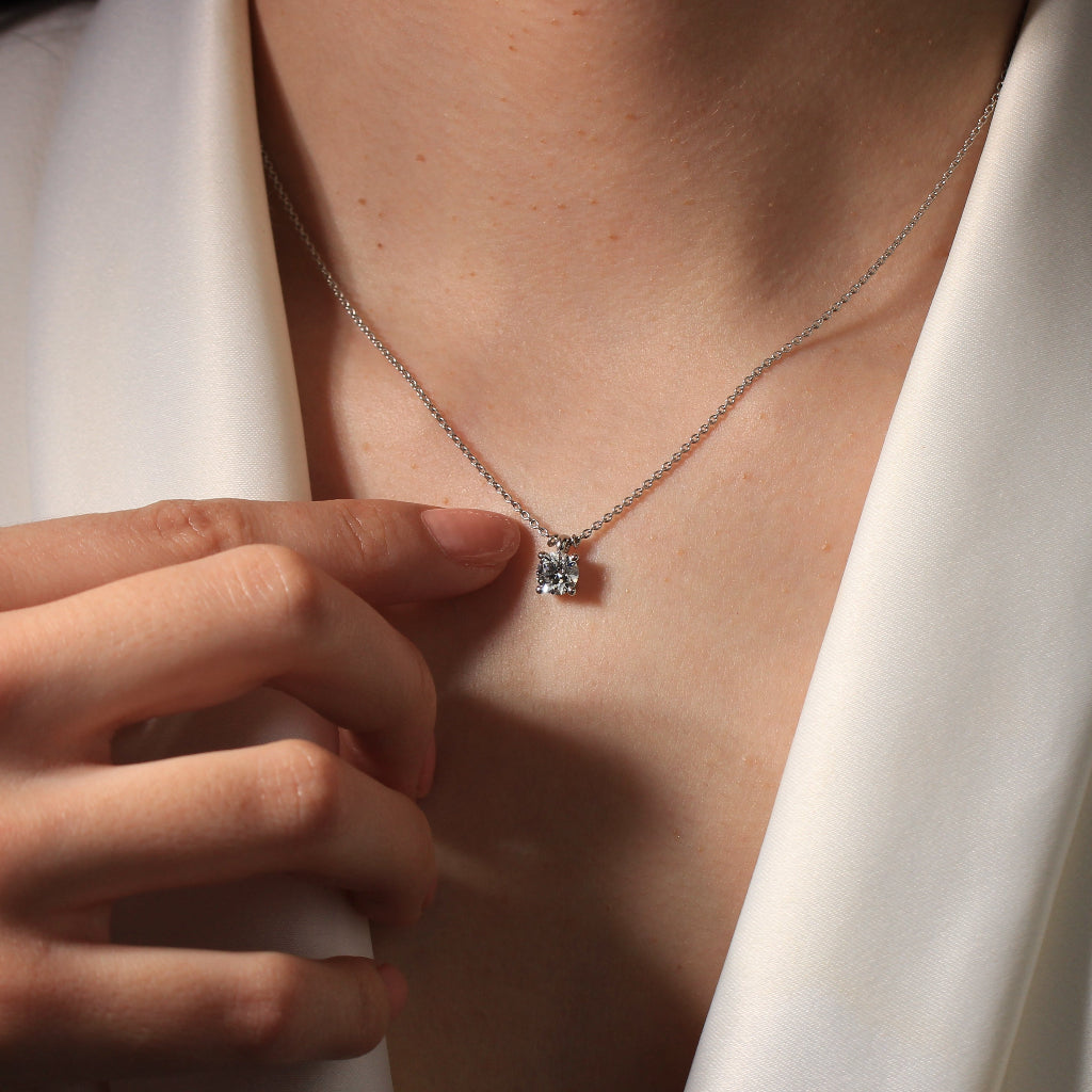 Collar realizado en platino con diamante cuatro garras