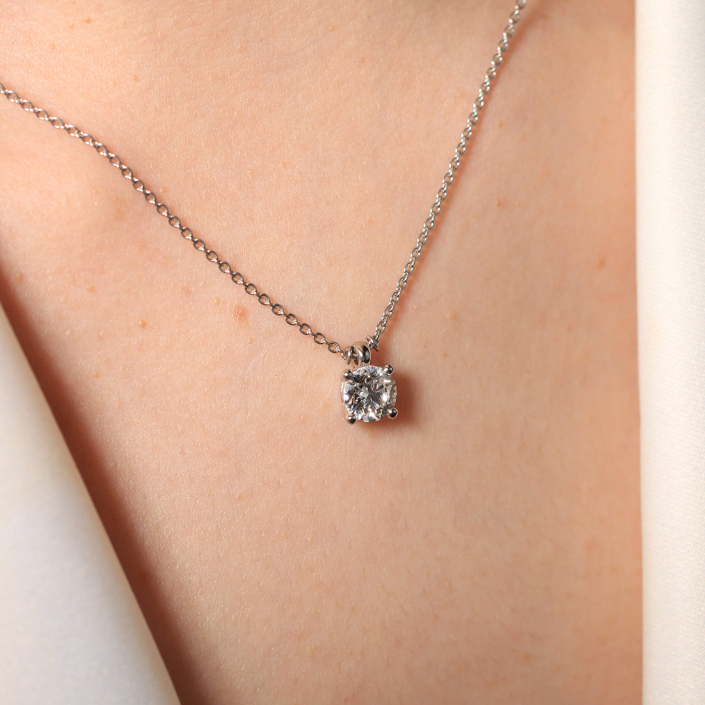 Collar de platino 950 con diamante solitario en cuatro garras