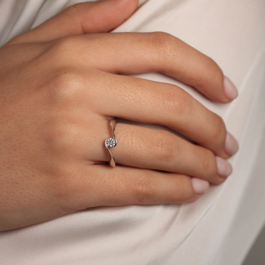 Anillo de oro blanco con diamantes