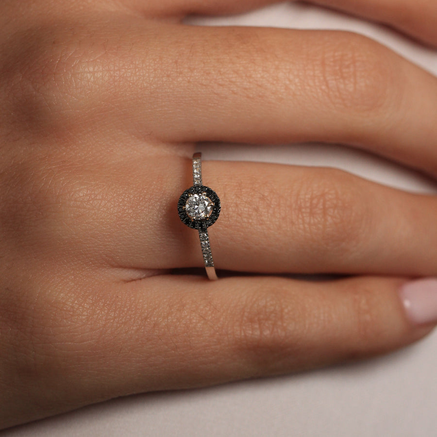 Anillo con diamantes blancos y negros