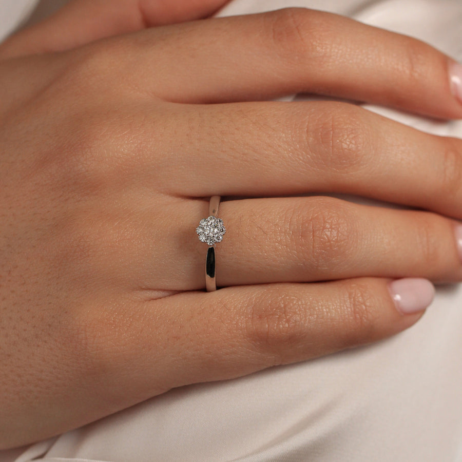 Compromiso oro blanco 18k con diamantes en forma de flor