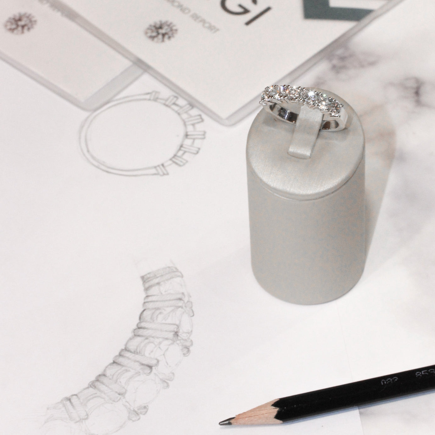Anillo diseñado a mano platino y diamante
