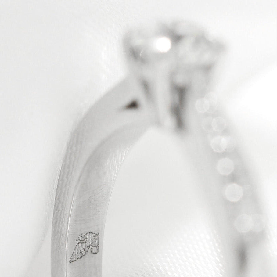 Logo de Montrey en Anillo de Platino y DIamante