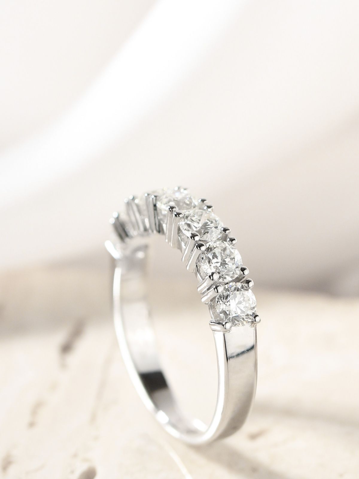 Anillo media alianza de garras platino y diamantes IGI